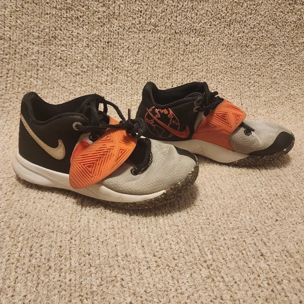 NIKE Kyrie Flytrap III basketball Shoes Size 1.5y